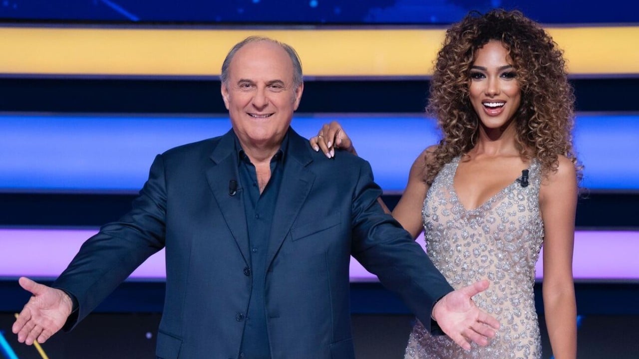 gerry scotti trionfa con la ruota della fortuna ma non risparmia critiche a affari tuoi