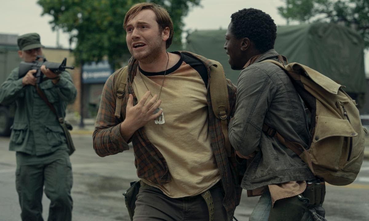 the long walk il nuovo trailer del film distopico tratto da da la lunga marcia di stephen king