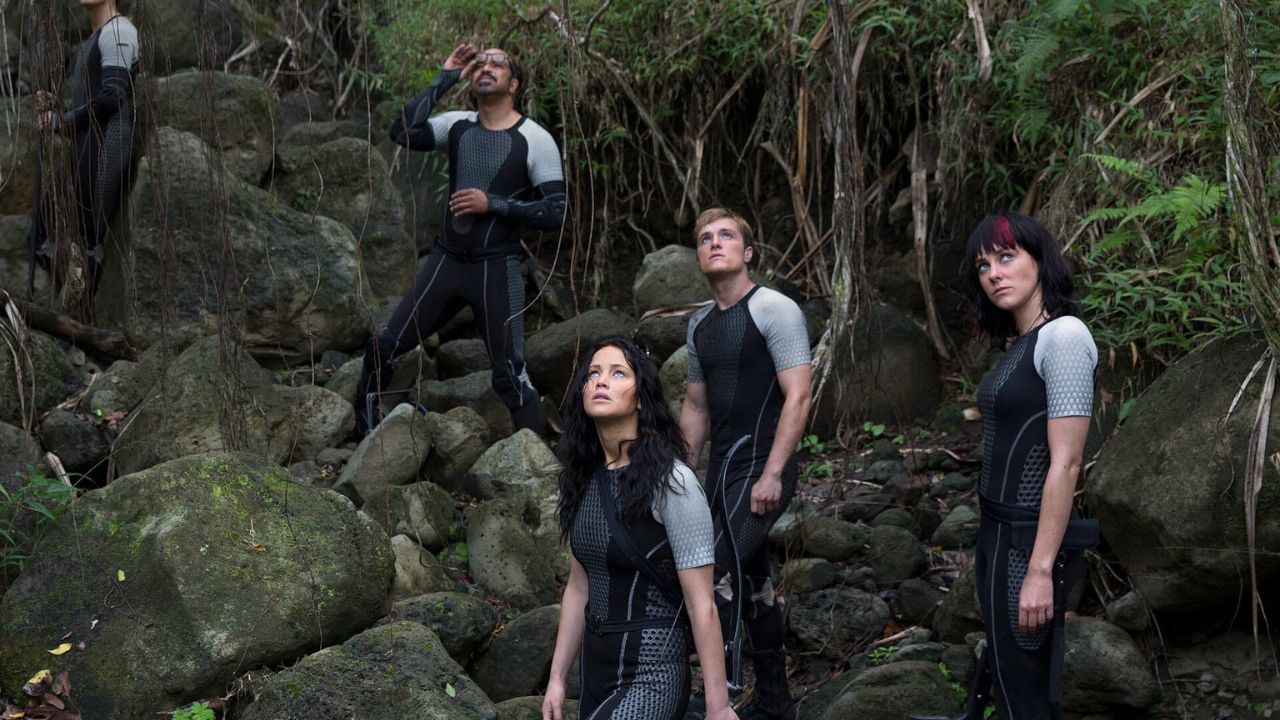 hunger games l alba sulla mietitura nuove immagini mostrano l arena fiorita di haymitch e i look dei tributi
