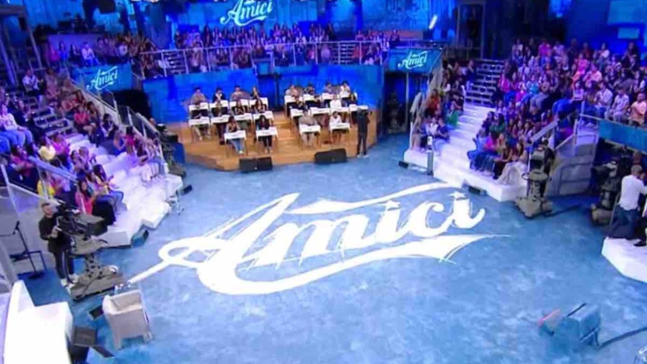 Amici, ex amatissima allieva rivela: "Mi sono presa una pausa dalla musica, Maria De Filippi mi ha dato tanti consigli"