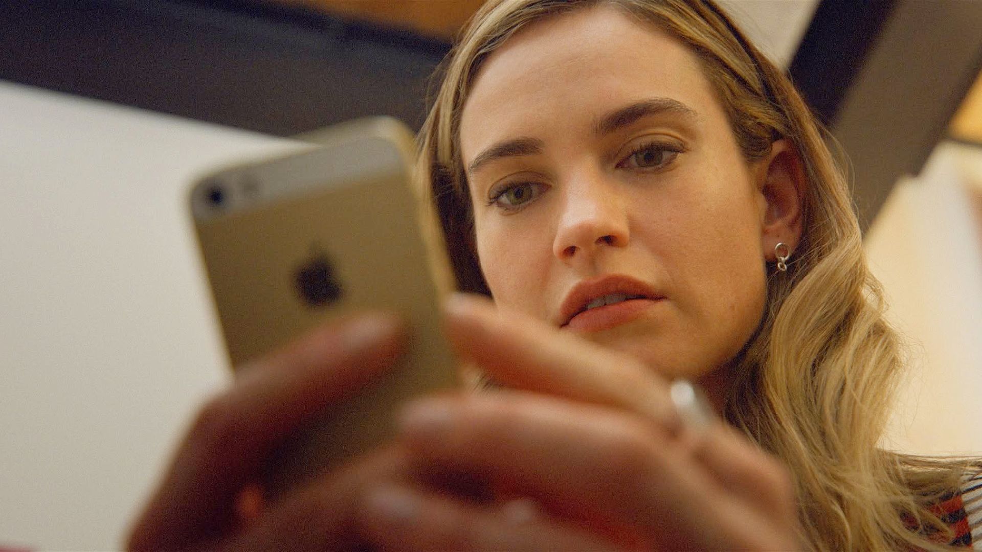 swiped ecco il trailer del film che racconta la storia della donna che ha fondato l app di dating bumble