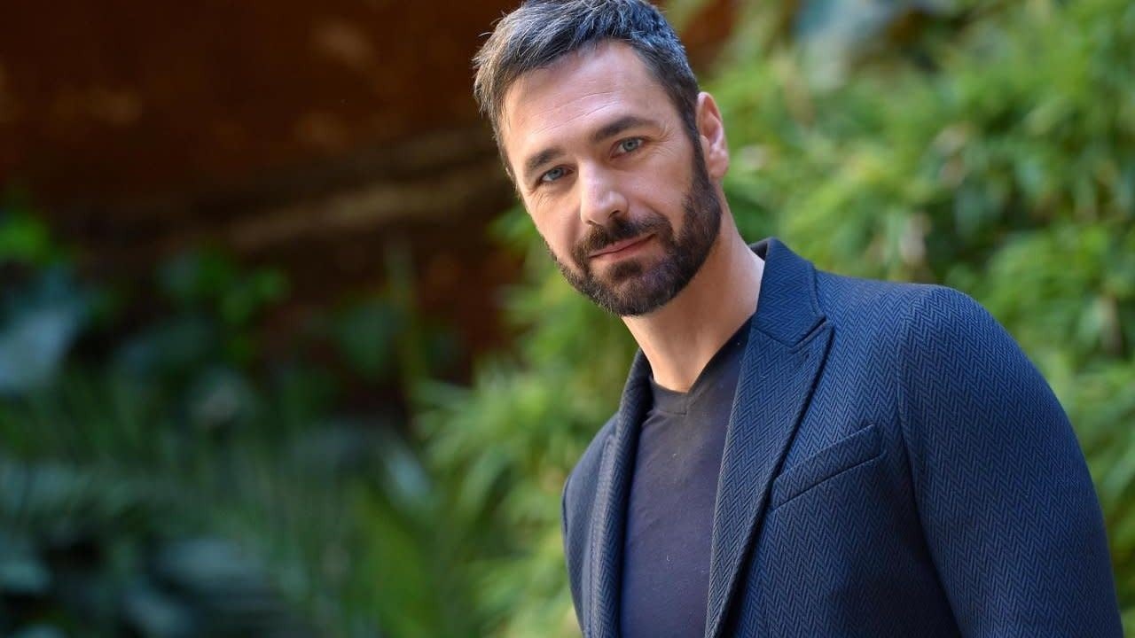 raoul bova deposita il marchio per l espressione occhi spaccanti