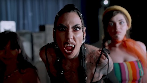 OnlyFangs: il trailer di un coloratissimo e folle vampire movie