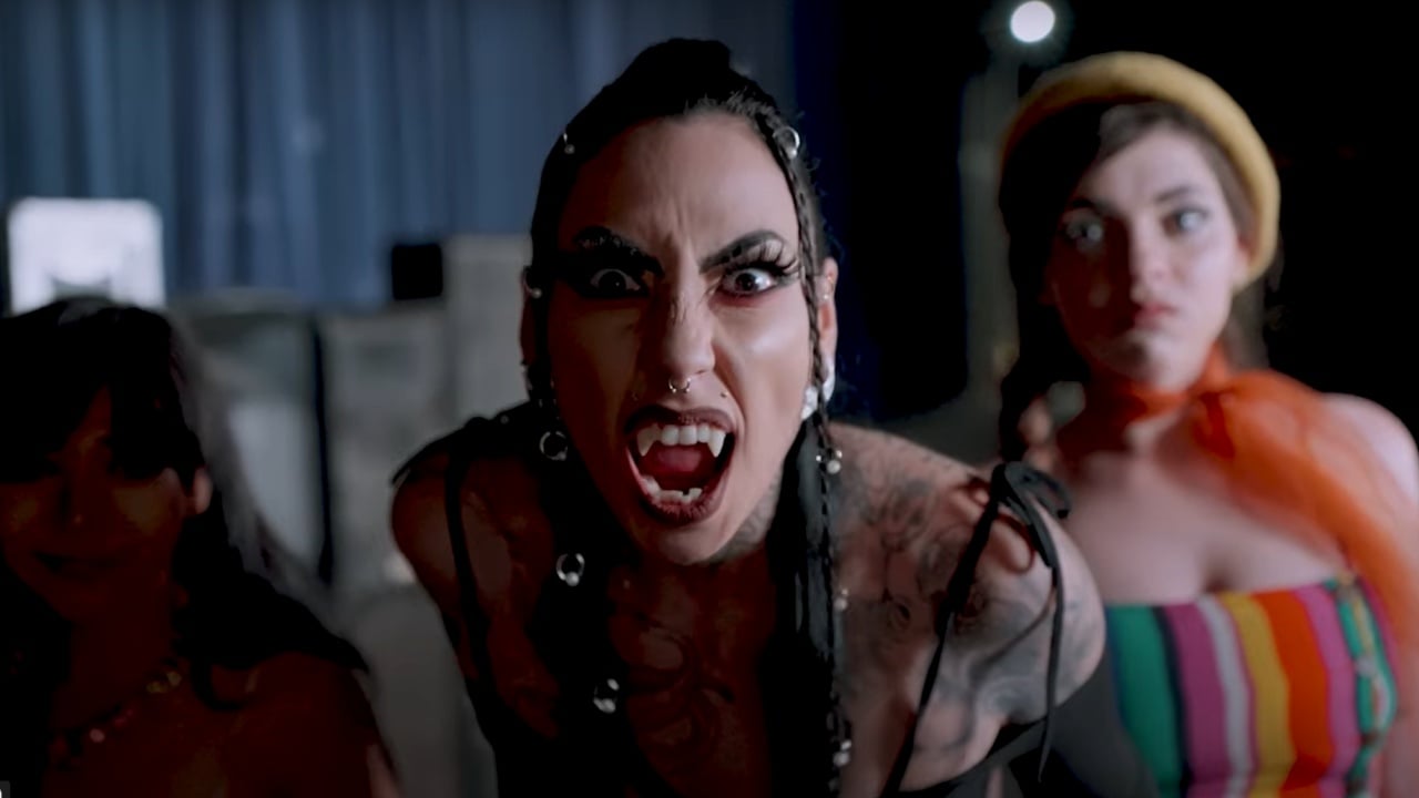 OnlyFangs: il trailer di un coloratissimo e folle vampire movie OnlyFangs: il trailer di un coloratissimo e folle vampire movie