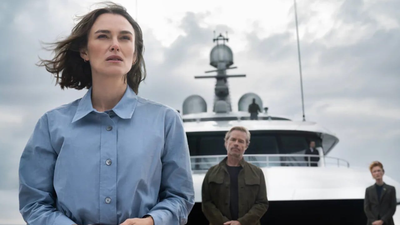 la donna della cabina numero 10 keira knightley viene scambiata per pazza nel trailer del thriller in arrivo su netflix