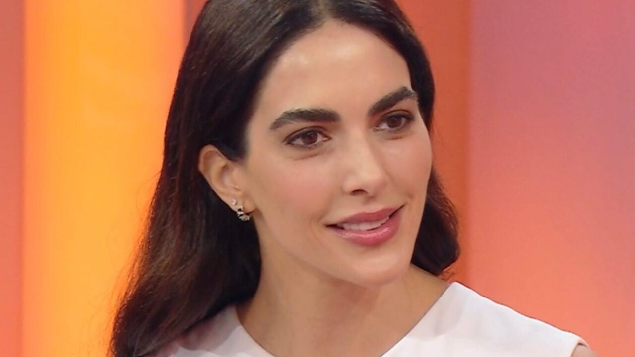 Rocio Munoz Morales in lacrime mentre gioca al parco con le figlie Rocio Munoz Morales in lacrime mentre gioca al parco con le figlie