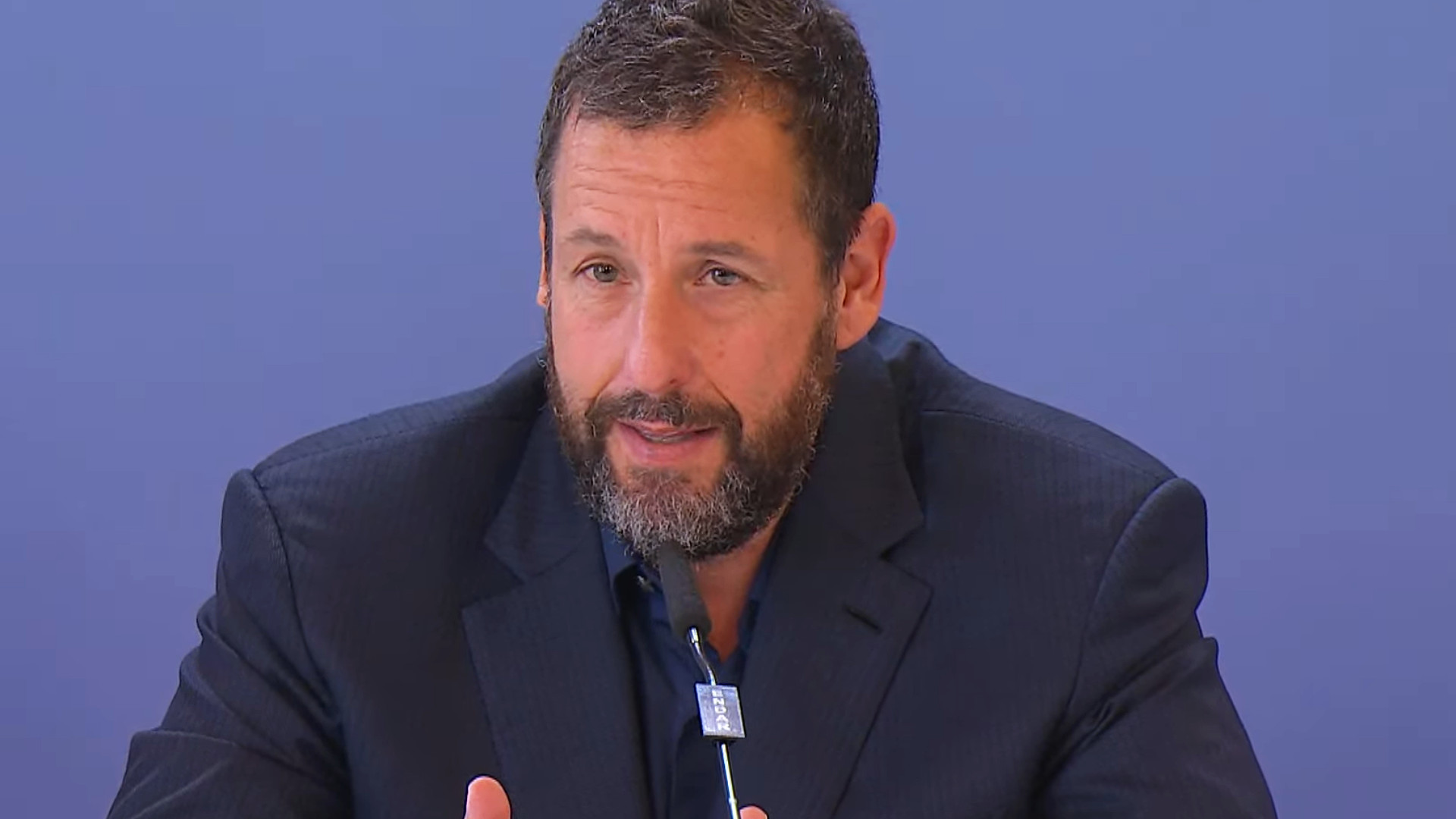 Jay Kelly, conferenza a Venezia senza George Clooney, ma ci sono Adam Sandler e Laura Dern: "Un film sull