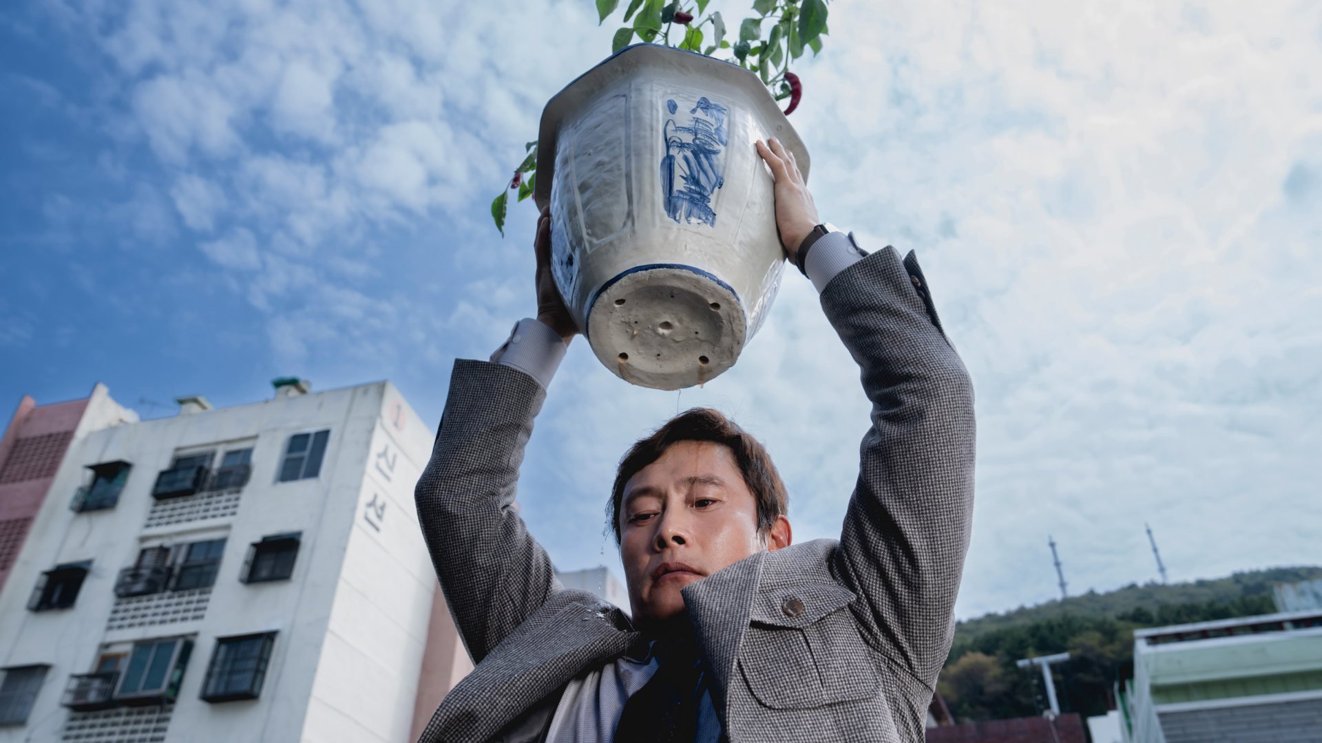 no other choice il teaser trailer italiano del film di park chan wook con lee byung hun in concorso a venezia
