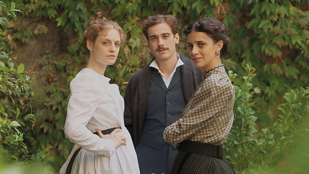 zvan236 il romanzo famigliare di giovanni pascoli il poster del film con federico cesari e benedetta porcaroli da Comingsoon.it zvan236 il romanzo famigliare di giovanni pascoli il poster del film con federico cesari e benedetta porcaroli