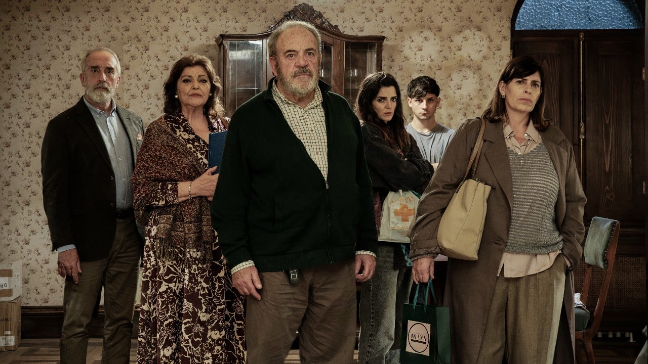 la riunione di condominio gli inquilini di un palazzo sono pronti a darsi battaglia in una clip in anteprima esclusiva