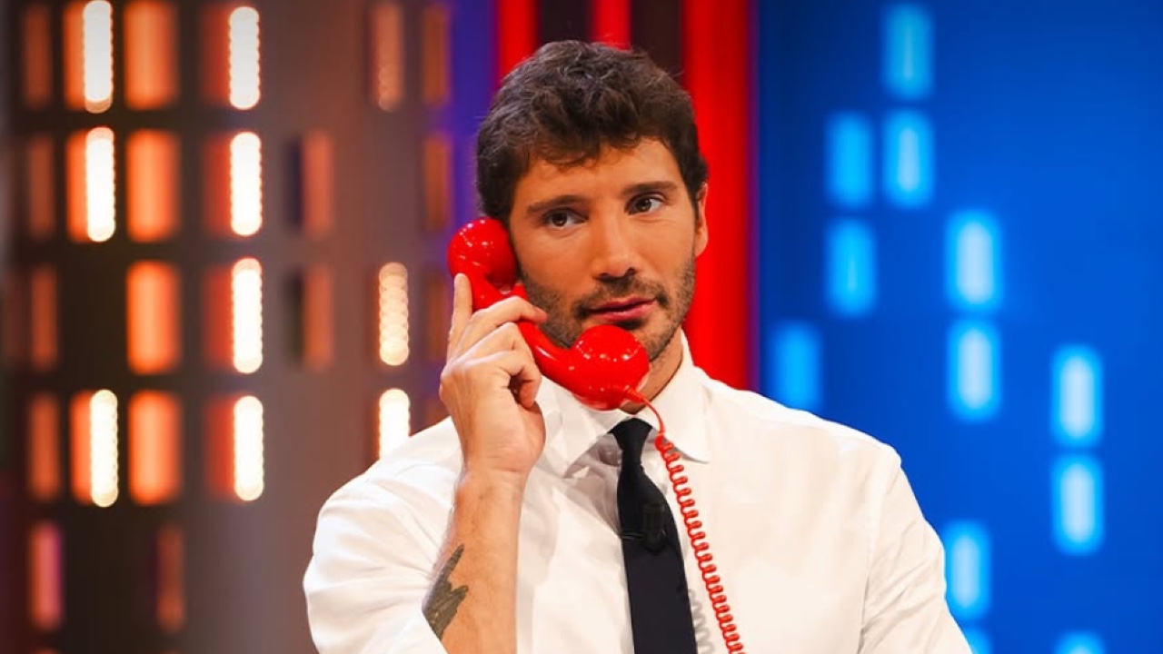 affari tuoi cambia studio le critiche dei fan allarmano stefano de martino