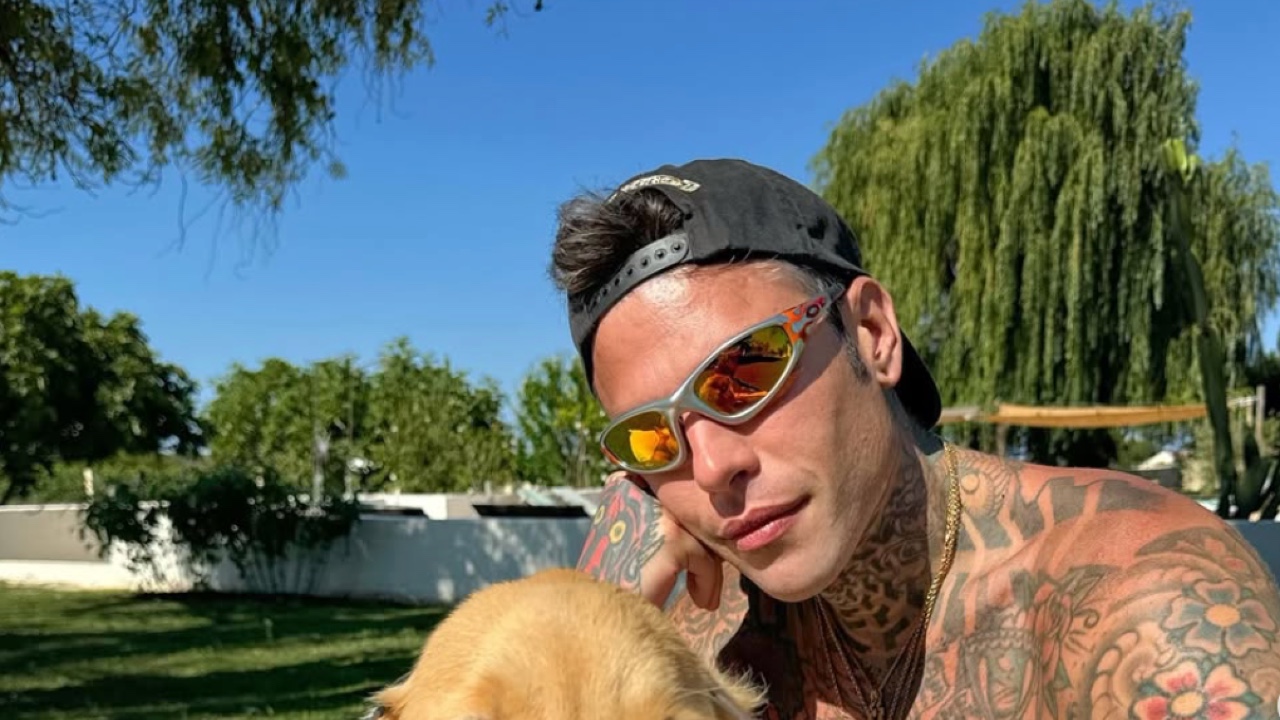 Fedez pubblica un estratto della sua nuova Canzone: il paragone tra Sinner e Hitler fa impallidire