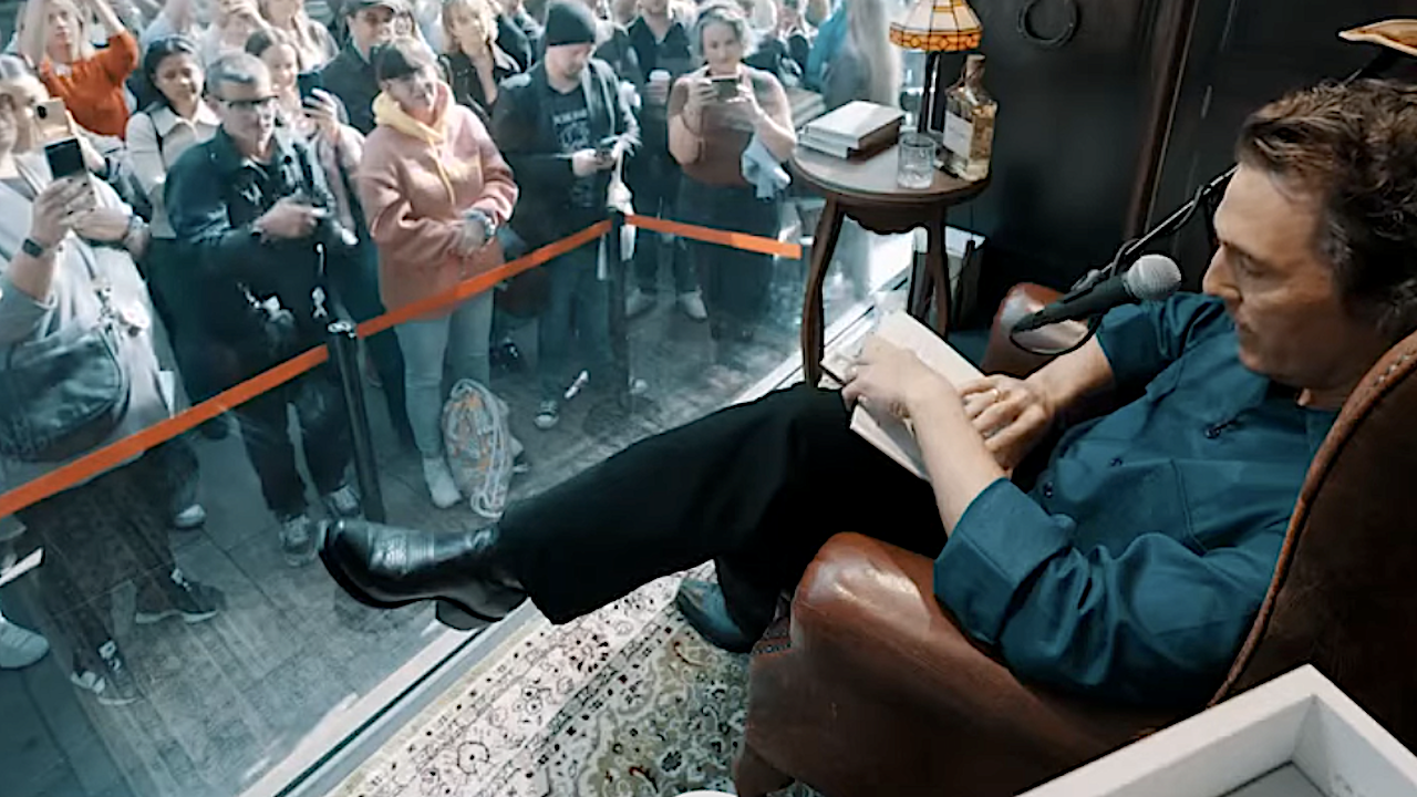 matthew mcconaughey in vetrina a londra l attore legge le sue poesie ai passanti da Comingsoon.it matthew mcconaughey in vetrina a londra l attore legge le sue poesie ai passanti