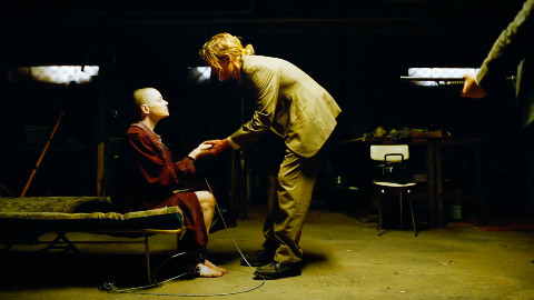 Bugonia: un nuovo trailer italiano ufficiale del film di Yorgos Lanthimos con Emma Stone