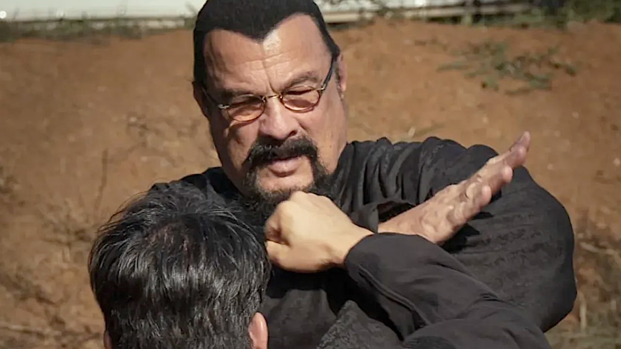 A 73 anni Steven Seagal ritorna a menare le mani: le prime foto di Order of the Dragon