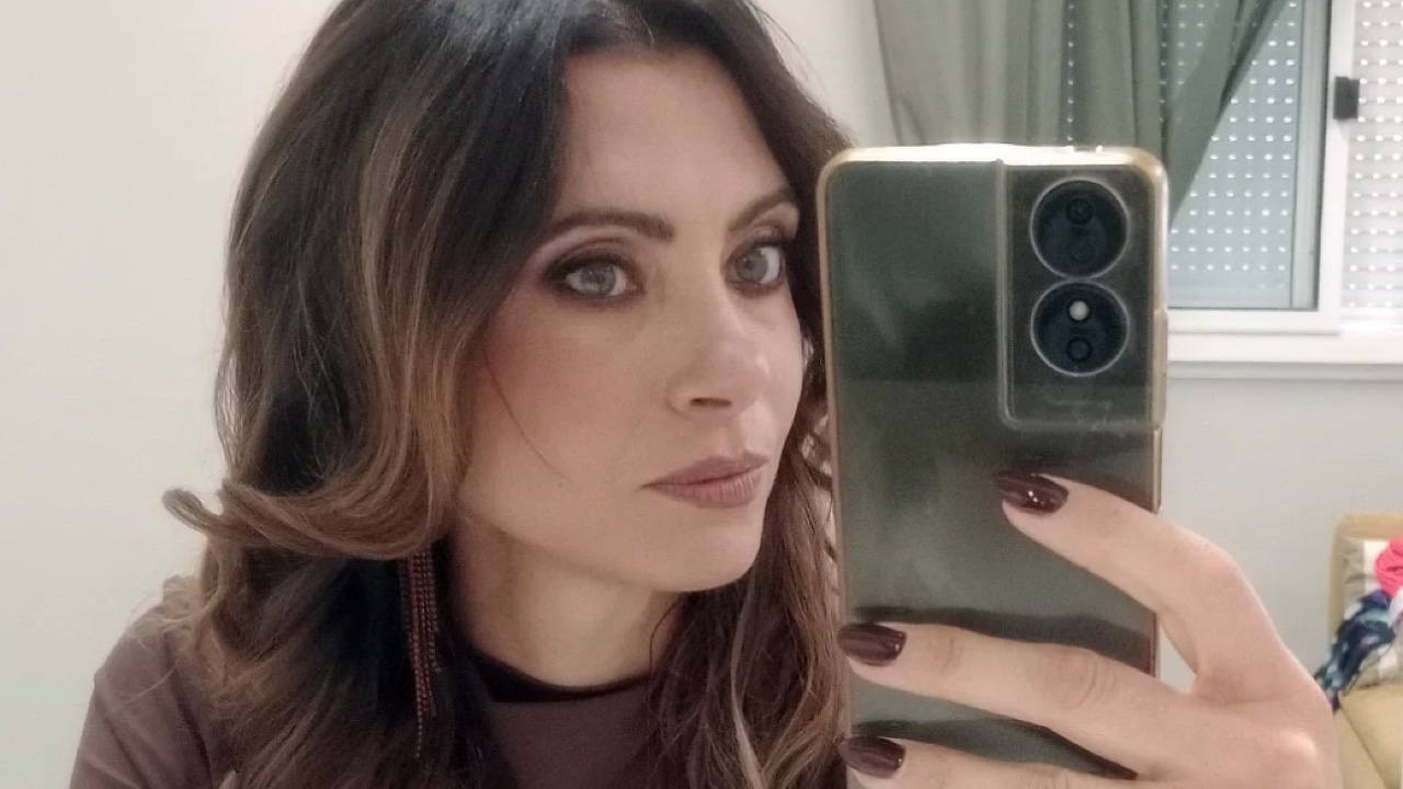 uomini e donne agnese de pasquale si struscia pubblicamente con un misterioso uomo