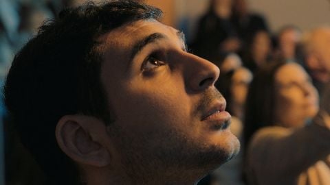 Tienimi presente, la recensione: forse non è così importante essere bravi, ma Palmiero lo è Tienimi presente, la recensione: forse non è così importante essere bravi, ma Palmiero lo è