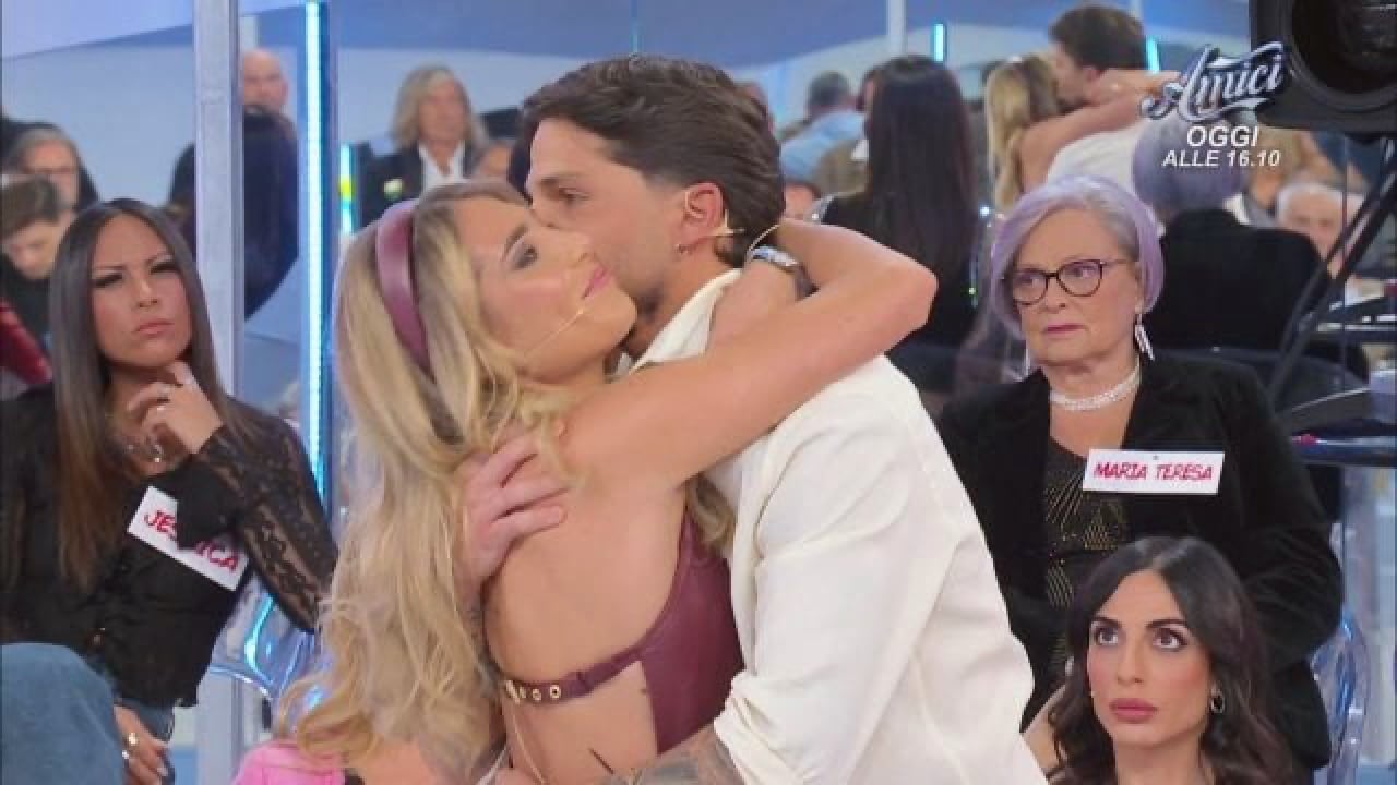 Uomini e Donne, Martina De Ioannon e Gianmarco Steri a X Factor insieme: baci pubblici ed effusioni Uomini e Donne, Martina De Ioannon e Gianmarco Steri a X Factor insieme: baci pubblici ed effusioni