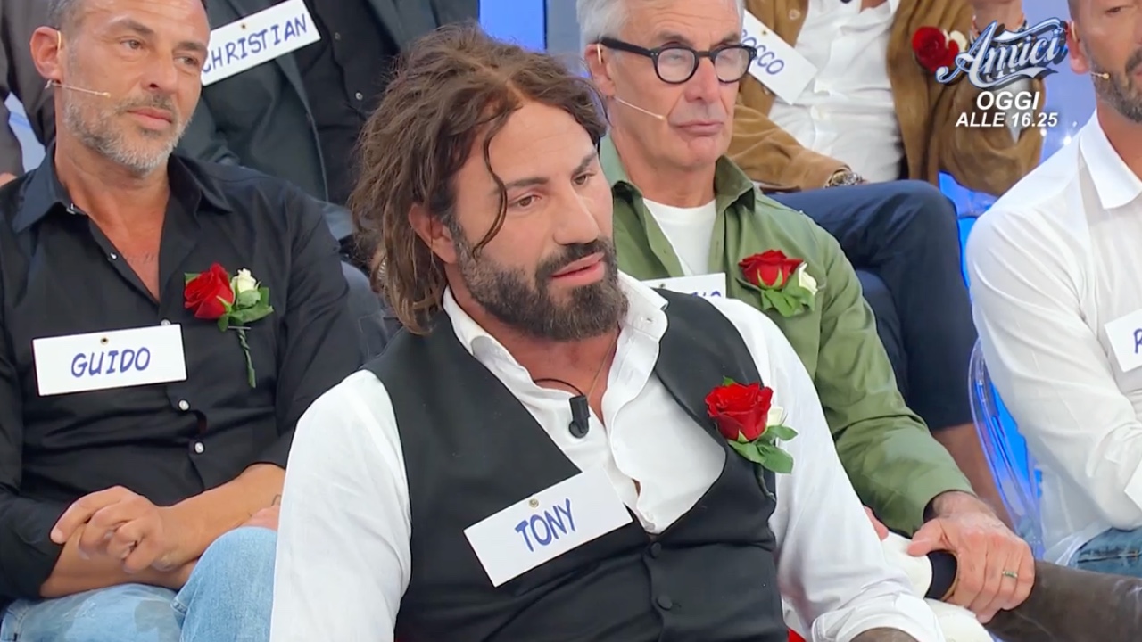 uomini e donne tony del trono over sta mentendo ha lasciato la fidanzata per il programma da Comingsoon.it uomini e donne tony del trono over sta mentendo ha lasciato la fidanzata per il programma