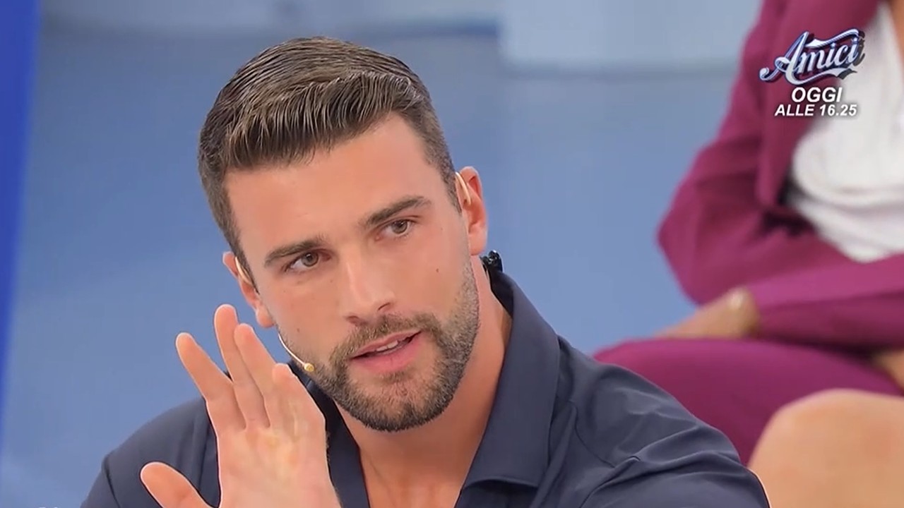 Uomini e Donne Anticipazioni: Flavio Ubirti bacia due corteggiatrici, che caos in studio! Uomini e Donne Anticipazioni: Flavio Ubirti bacia due corteggiatrici, che caos in studio!