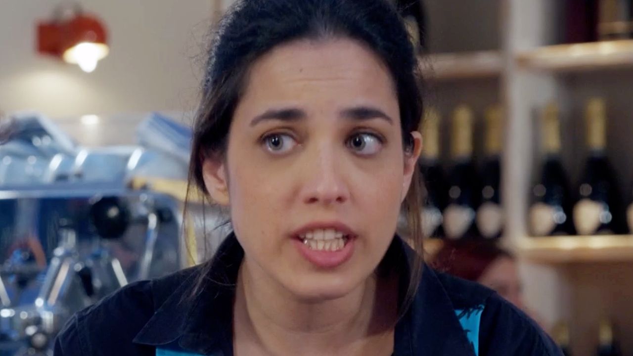 Un Posto al Sole Anticipazioni 4 novembre 2025: Manuela KO, o si sposa o si laurea!