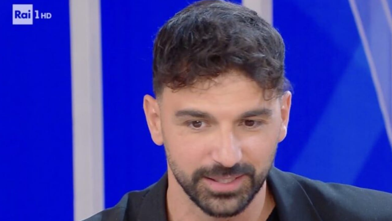 Ballando con le stelle, Raimondo Todaro punge la giuria del talent show: "Vanno puramente a simpatia" Ballando con le stelle, Raimondo Todaro punge la giuria del talent show: "Vanno puramente a simpatia"
