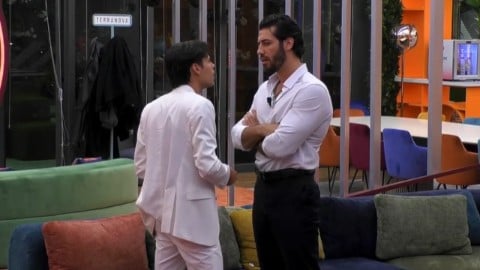 Grande Fratello, duro scontro nella notte tra Omer Elomari e Simone De Bianchi: ecco cosa è successo (VIDEO)