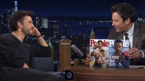 Jonathan Bailey è l'uomo più sexy del mondo nel 2025 per People: l'annuncio nello show di Jimmy Fallon