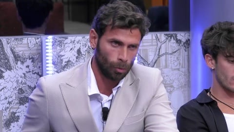 Grande Fratello, Domenico D’Alterio fuori controllo in puntata: Simona Ventura costretta ad intervenire 