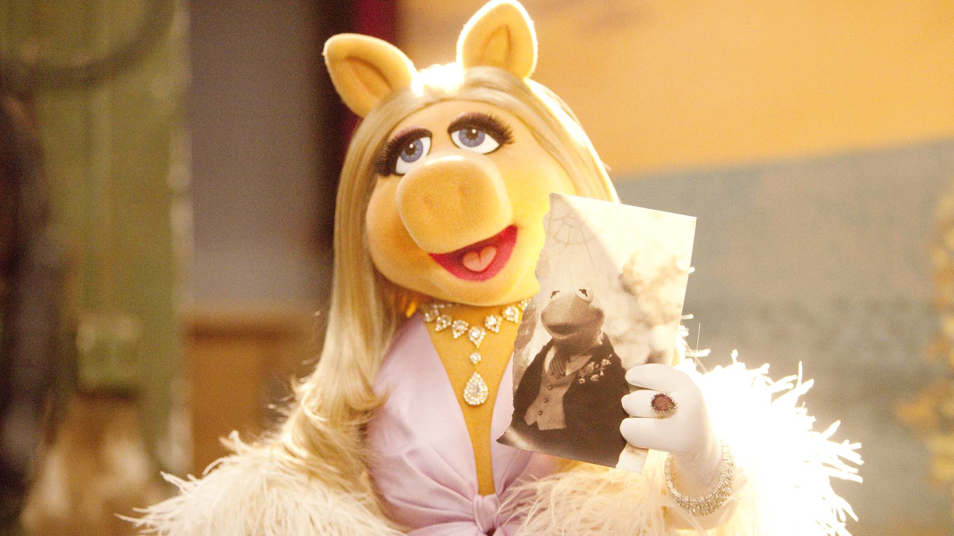 Miss Piggy, un film tutto per lei prodotto da Emma Stone e Jennifer Lawrence Miss Piggy, un film tutto per lei prodotto da Emma Stone e Jennifer Lawrence