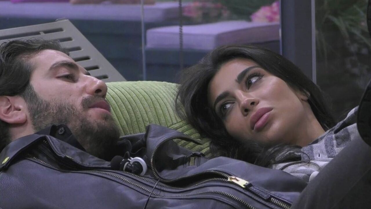 Grande Fratello, Omer si dichiara a Rasha: "Lasciati andare, non voglio farti del male". La reazione della gieffina! Grande Fratello, Omer si dichiara a Rasha: "Lasciati andare, non voglio farti del male". La reazione della gieffina!