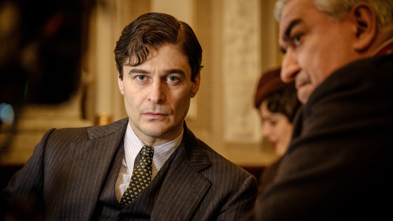 Il Commissario Ricciardi 3: stasera su Rai 1 comincia, con un Natale rosso sangue, la terza stagione