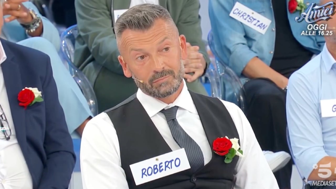 uomini e donne indiscrezione shock roberto si dice pronto a uscire con agnese ma viene pizzicato con un altra