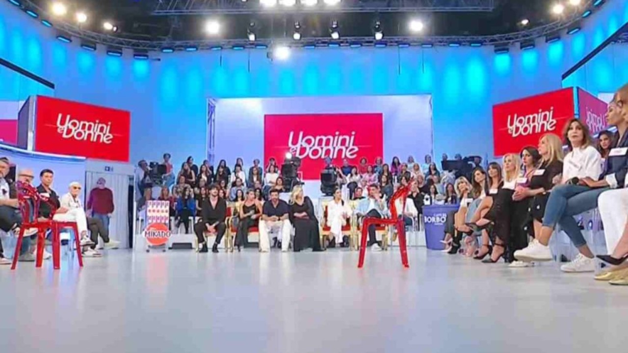 Uomini e Donne, anticipazioni: baci e addii. Roberta Di Padua regala le chiavi di casa ad Alessandro