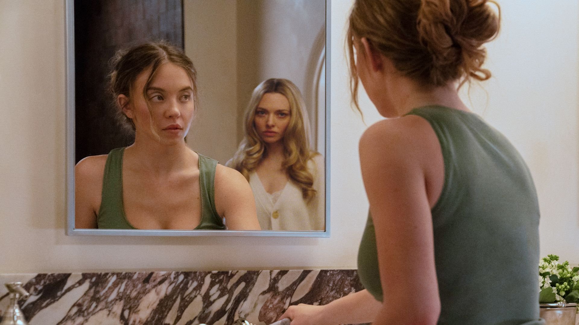 sydney sweeney in un nuovo trailer ufficiale del thriller una di famiglia the housemaid