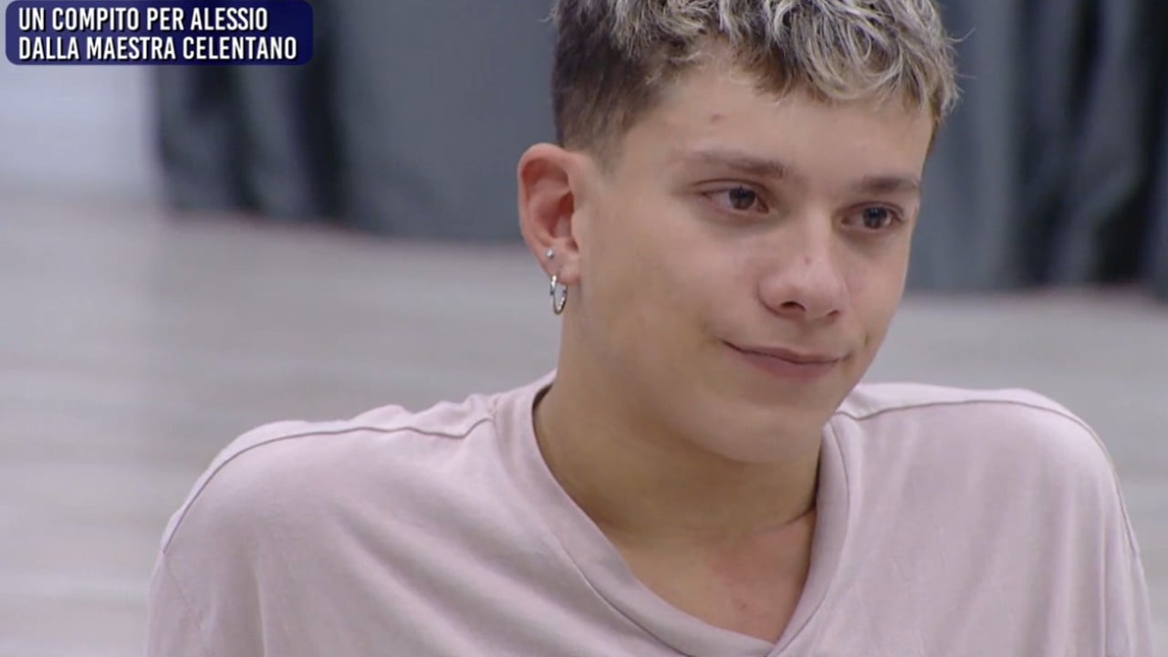 Amici 25, Alessio crolla dopo il compito della maestra Celentano: "Mi dispiace ma..." (VIDEO) Amici 25, Alessio crolla dopo il compito della maestra Celentano: "Mi dispiace ma..." (VIDEO)