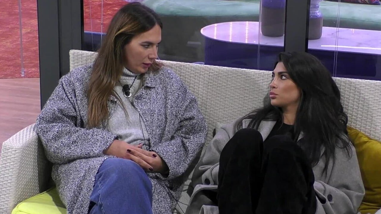 Grande Fratello, Rasha Younes affronta Ivana Castorina: "Un colpo basso del genere non lo accetto e da te" (VIDEO) Grande Fratello, Rasha Younes affronta Ivana Castorina: "Un colpo basso del genere non lo accetto e da te" (VIDEO)