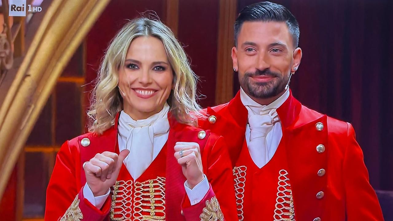 Ballando con le Stelle, Francesca Fialdini si ritira dalla gara: "Fratture scomposte alle costole, non voglio escamotage" Ballando con le Stelle, Francesca Fialdini si ritira dalla gara: "Fratture scomposte alle costole, non voglio escamotage"