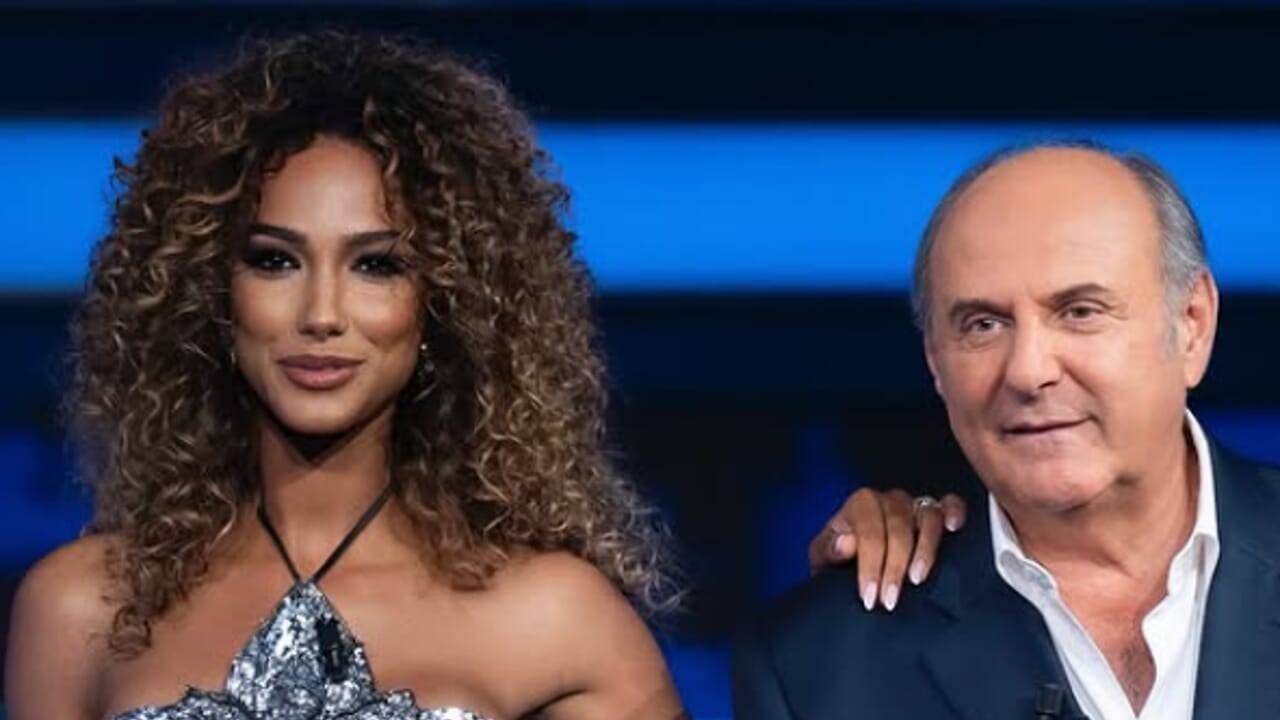 Gerry Scotti risponde alle critiche di Claudia Gerini sul ruolo di Samira Lui: "Non è una valletta, è parte del programma" Gerry Scotti risponde alle critiche di Claudia Gerini sul ruolo di Samira Lui: "Non è una valletta, è parte del programma"