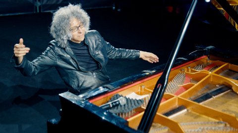 Giovanni Allevi su Allevi Back to Life: "La caduta delle maschere per ritrovare la nostra essenza", la nostra videointervista