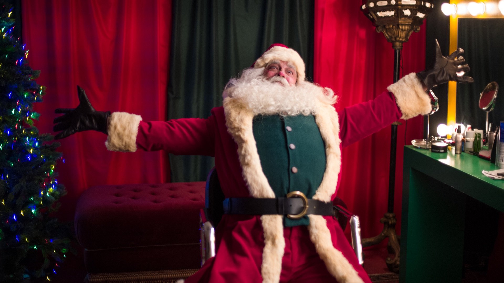 natale senza babbo la crisi del maschio panciuto mette a rischio i regali luisa ranieri e alessandro gassmann per famiglie