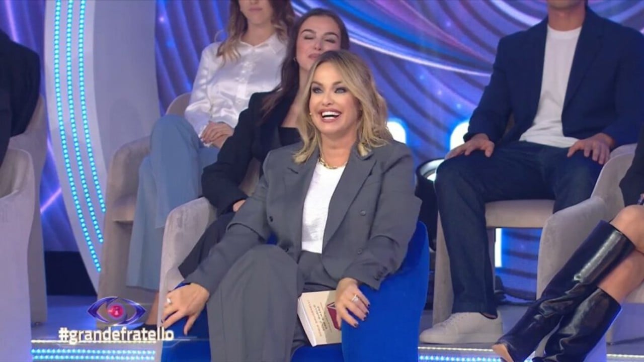 Grande Fratello, Sonia Bruganelli dice la sua sui concorrenti: "Ecco chi è il concorrente "comodino" di quest