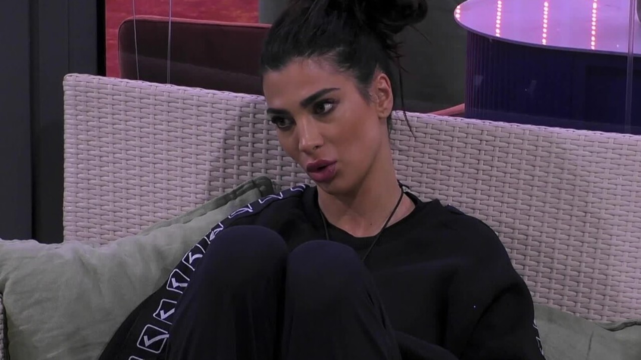 Grande Fratello, Rasha affronta Benedetta e attacca Domenico: "Teatrale, quando vedo questo cose prendo le distanze"