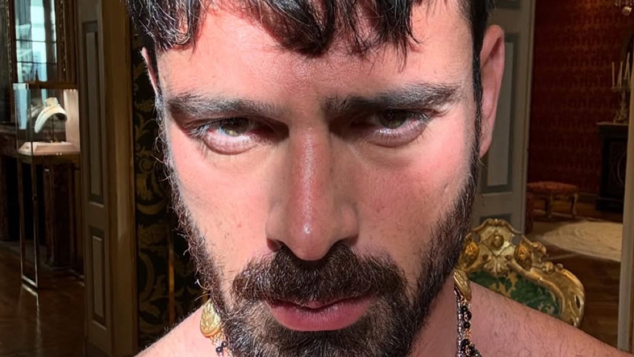 sanremo 2026 michele morrone debutta all8217ariston parla l8217attore da Comingsoon.it sanremo 2026 michele morrone debutta all8217ariston parla l8217attore