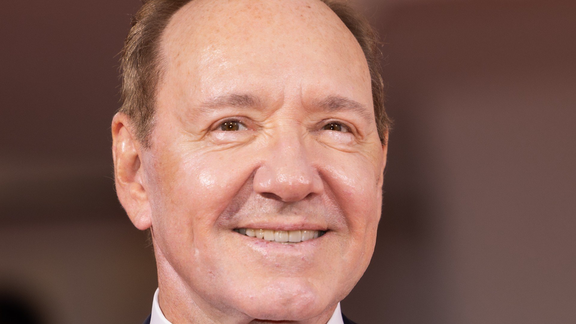 Kevin Spacey: "Non sono un senza tetto", e in video spiega cosa non si farebbe per un pugno di click