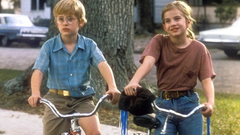 Papà ho trovato un amico, Jamie Lee Curtis e Macaulay Culkin celebrano il film: "Oggi sarebbe inaccettabile"