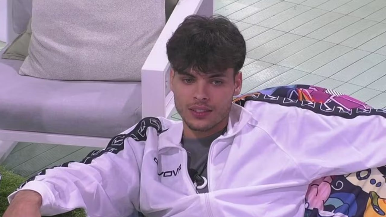 Grande Fratello: Simone De Bianchi travolto dalle critiche, accuse e indignazione social