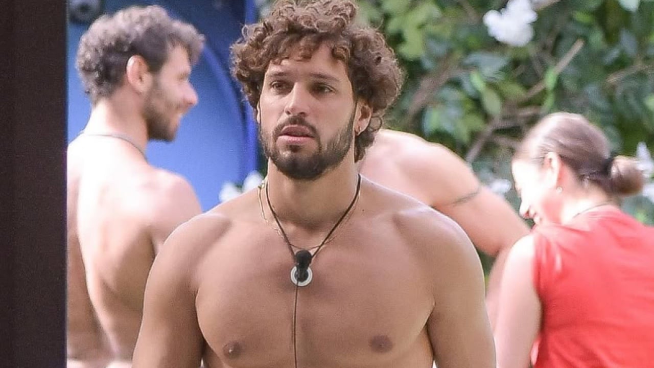 Grande Fratello, infortunio per Mattia Scudieri: il gieffino torna in casa con la gamba ingessata