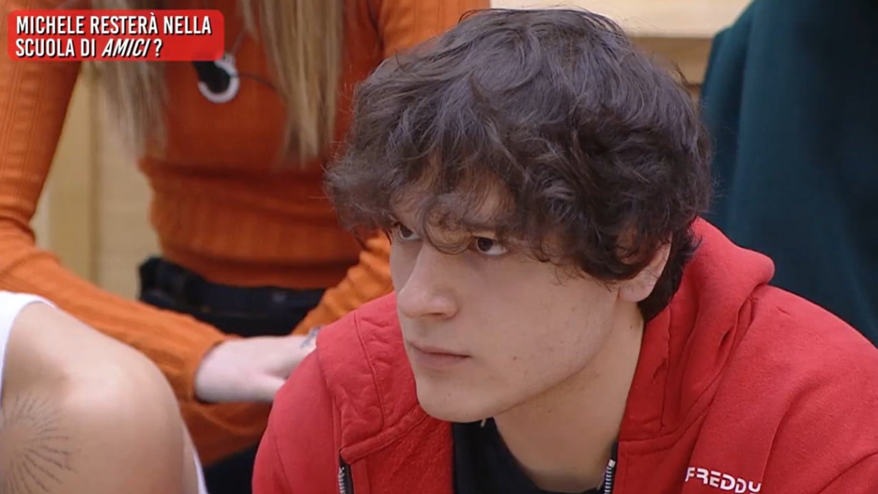 Amici 25: Michele crolla dopo la drastica decisione di Rudy Zerbi, la reazione di Lorella Cuccarini (VIDEO) Amici 25: Michele crolla dopo la drastica decisione di Rudy Zerbi, la reazione di Lorella Cuccarini (VIDEO)