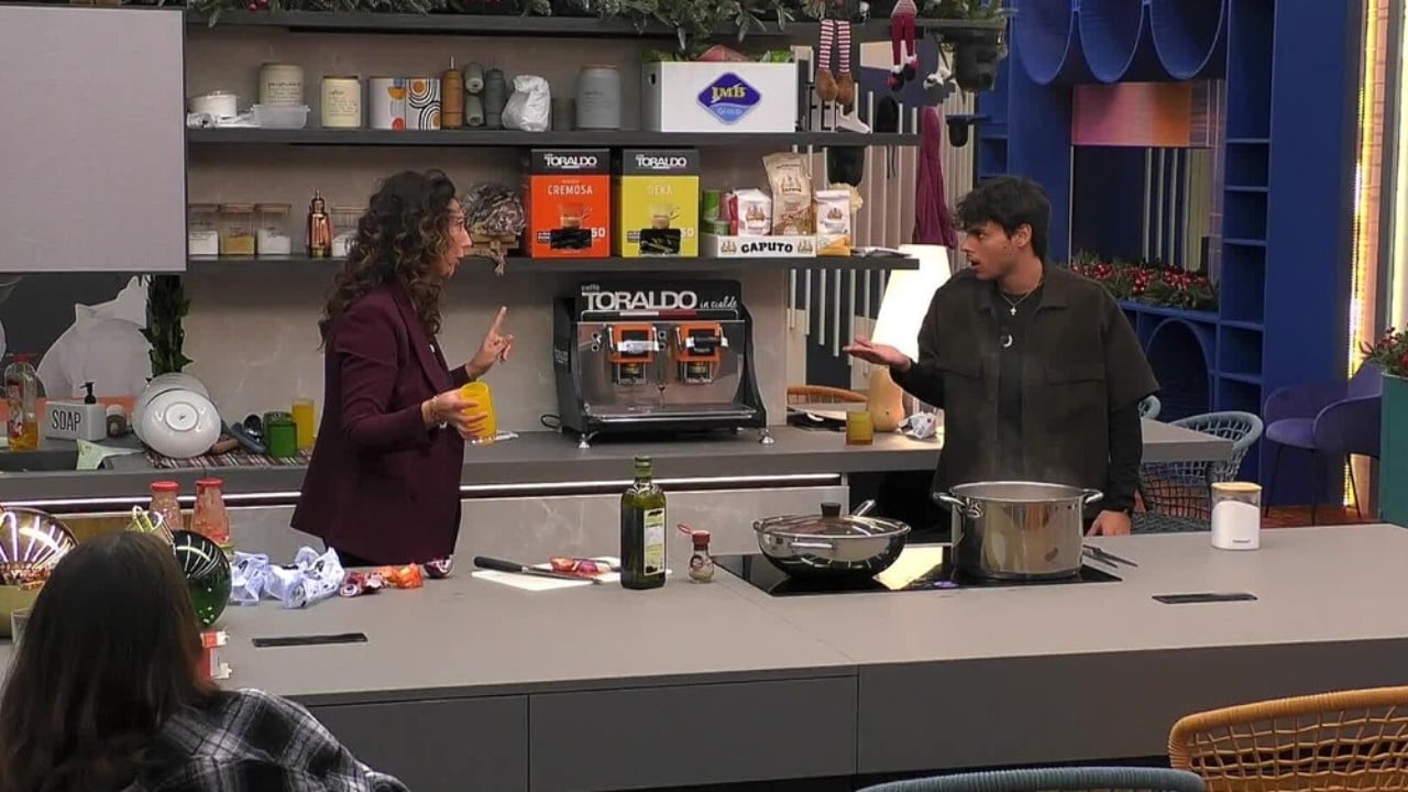 grande fratello scintille nella casa tra donatella simone e francesca sei falsa video